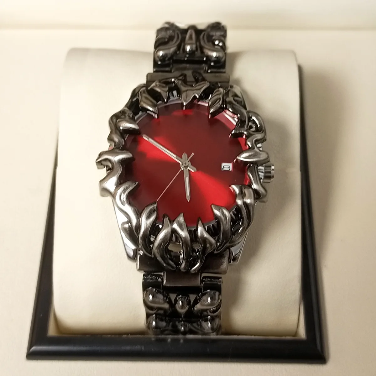 2025, Y2K-Dämonenklauen-Gehäus – Luxury Watch Unique Bewertung und Preis