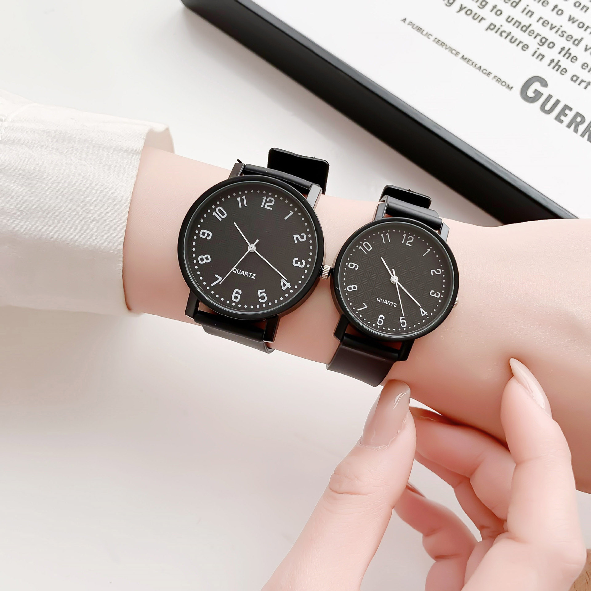Einfache schwarze Uhr Quarzuhr – Luxury Watch With Leather Strap Bewertung und Preis