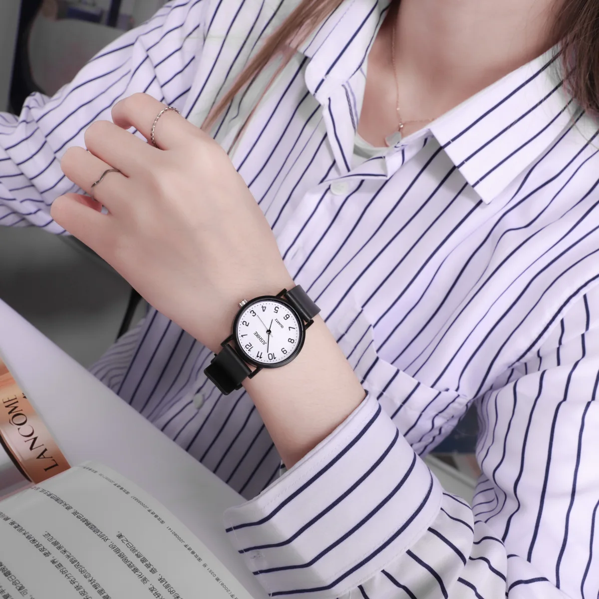 Einfache schwarze Uhr Quarzuhr – Luxury Watch With Leather Strap Bewertung und Preis